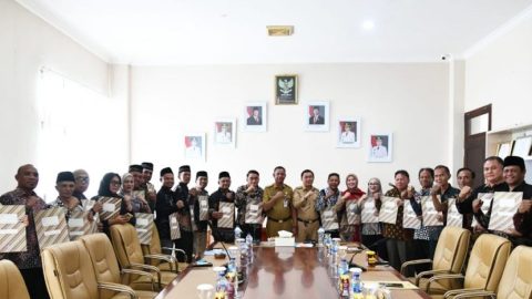 Resmi Terima SK, Berikut Tugas, Fungsi dan Besaran Gaji Tenaga Ahli Bupati Oskar Manoppo