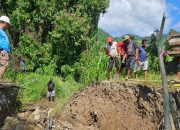 Sulhan Manggabarani bersama dengan warga memperbaiki irigasi persawahan yang jebol dengan Excavator