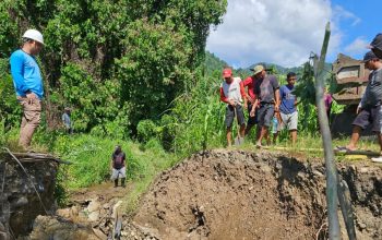 Sulhan Manggabarani bersama dengan warga memperbaiki irigasi persawahan yang jebol dengan Excavator