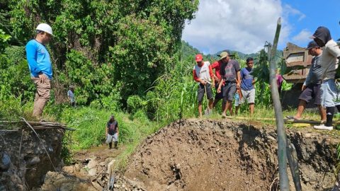 Sulhan Manggabarani bersama dengan warga memperbaiki irigasi persawahan yang jebol dengan Excavator
