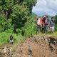 Sulhan Manggabarani bersama dengan warga memperbaiki irigasi persawahan yang jebol dengan Excavator
