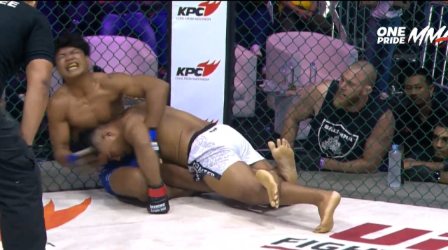 One Pride MMA: Masih Perkasa! Windri Patilima Hanya Butuh Dua Menit Tumbangkan Rizky Pakaya