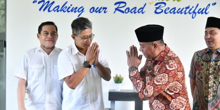 Bupati Oskar Manoppo saat memberikan salam kepada Kepala BPJN Sulut Handiyana, dan Kasatker PJN Wilayah II Rismono.