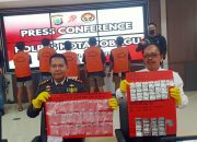 Kapolres Kotamobagu, AKBP Irwanto SIK MH saat memperlihatkan barang bukti narkoba yang diamankan dari tiga kasus berbeda. (Humas Polres Kotamobagu)