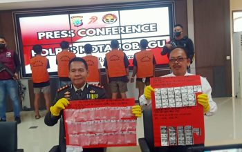 Kapolres Kotamobagu, AKBP Irwanto SIK MH saat memperlihatkan barang bukti narkoba yang diamankan dari tiga kasus berbeda. (Humas Polres Kotamobagu)