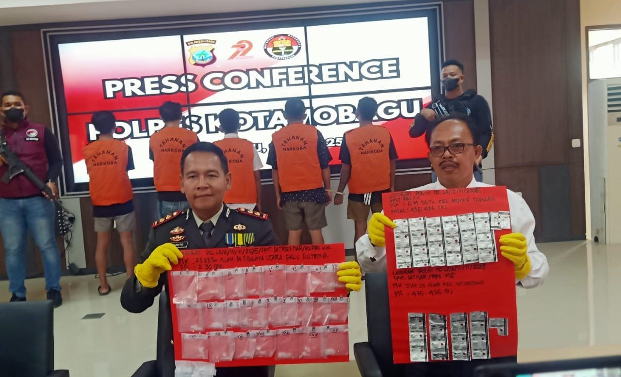 Kapolres Kotamobagu, AKBP Irwanto SIK MH saat memperlihatkan barang bukti narkoba yang diamankan dari tiga kasus berbeda. (Humas Polres Kotamobagu)