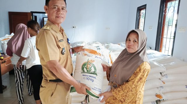 Sebagai Bentuk Kepedulian dan Perhatian Terhadap Warganya, Kepala Desa Tapri Bangol Salurkan Bantuan Pangan Beras