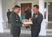 Pemberian Kue Ulang Tahun Oleh Dandim 1303 Bolmong, Letkol Inf Fahmil Harris, SIP ke Kapolres Kotamobagu, AKBP Irwanto, SIK, MH