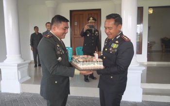 Pemberian Kue Ulang Tahun Oleh Dandim 1303 Bolmong, Letkol Inf Fahmil Harris, SIP ke Kapolres Kotamobagu, AKBP Irwanto, SIK, MH