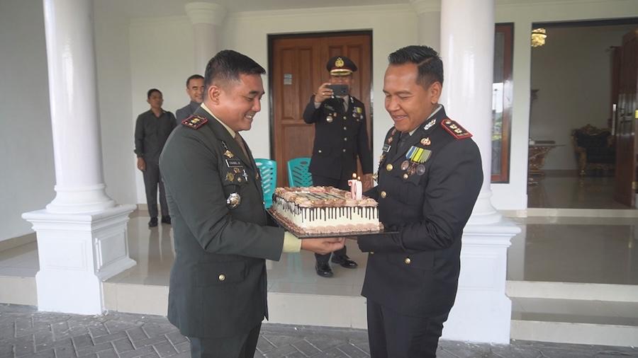 Pemberian Kue Ulang Tahun Oleh Dandim 1303 Bolmong, Letkol Inf Fahmil Harris, SIP ke Kapolres Kotamobagu, AKBP Irwanto, SIK, MH