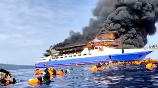 Breaking News: KM Barcelona 5 Terbakar di Perairan Talise: Penumpang Panik, Evakuasi Masif Dilakukan