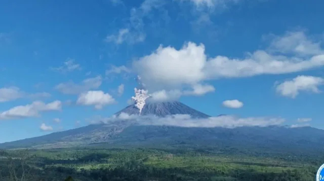 Gunung Semeru Erupsi Empat Kali: Waspada Ancaman Awan Panas dan Lahar