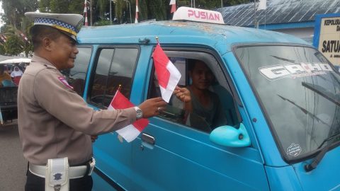 Semarakkan HUT Kemerdekaan RI ke-80, Polres Kotamobagu Bagikan Bendera Merah Putih Kepada Masyarakat