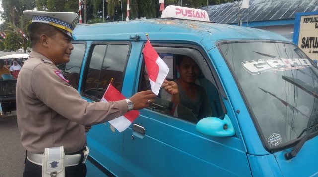 Semarakkan HUT Kemerdekaan RI ke-80, Polres Kotamobagu Bagikan Bendera Merah Putih Kepada Masyarakat