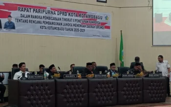 Ketua DPRD, Adrianus Mokoginta saat memimpin Rapat Paripurna dalam rangka penetapan Ranperda RPJMD 2025-2029, Rabu, 20 Agustus 2025