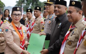 Adrianus Mokoginta menerima Piagam penghargaan Lencana Pancawarsa III yang diserahkan Vanda Sarundajang
