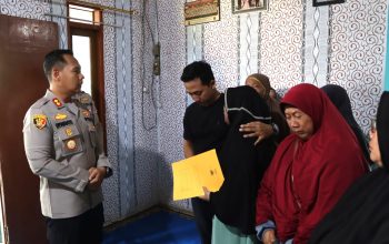 Kapolres Kotamobagu Kunjungi Rumah Duka Personel: Wujud Empati dan Solidaritas Institusi 6 Kapolres Kotamobagu AKBP Irwanto SIK MH saat berkunjung ke rumah duka almarhum orang tua Brigpol Lukman A. Wibowo di Kelurahan Molinow, Senin pagi, 25 Agustus 2025.