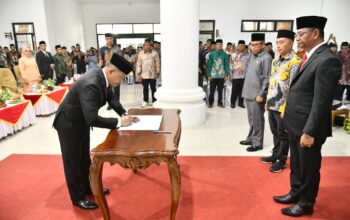 Moh. Iksan Pangalima S.Pi., MAP resmi dilantik sebagai Sekretaris Daerah Kabupaten Bolaang Mongondow Timur oleh Bupati Oskar Manoppo, Kamis, 28 Agustus 2025, di Kantor Bupati Boltim, Tutuyan.