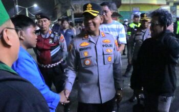 Kapolres Kotamobagu Tinjau Langsung Aksi Konsolidasi Mahasiswa, Pastikan Situasi Aman dan Tertib 5 Kapolres Kotamobagu AKBP Irwanto, SIK, MH berdialog langsung dengan peserta aksi konsolidasi mahasiswa di Tugu Permesta, Jumat (29/8/2025), memastikan pengamanan berlangsung aman dan humanis. (Foto: Humas Polres Kotamobagu)