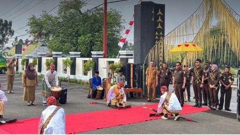 Tugas Perdana Sebagai Kajari Kotamobagu, Saptono Disambut Itum-itum dan Tarian Tuitan