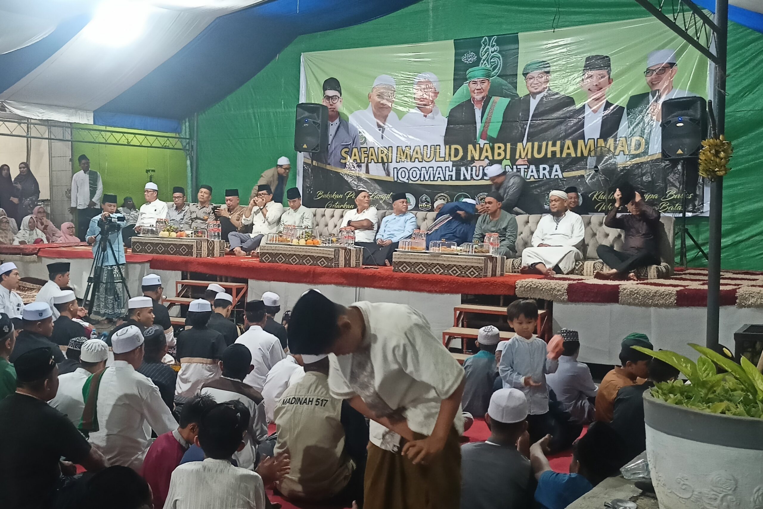 Jamaah memenuhi lokasi Safari Maulid IQOMAH Nusantara ke-36 di Kotamobagu, Sulawesi Utara, Minggu malam, 28 September 2025. Acara yang digelar di kediaman Hi. Muhammad Alfian Arisa ini menghadirkan tokoh nasional seperti KH. Aang Abdullah Zein dan Habib Abdurrahman Bin Fadel Bin Djindan, serta menjadi momentum penguatan nilai persatuan dan kecintaan kepada Nabi Muhammad SAW.