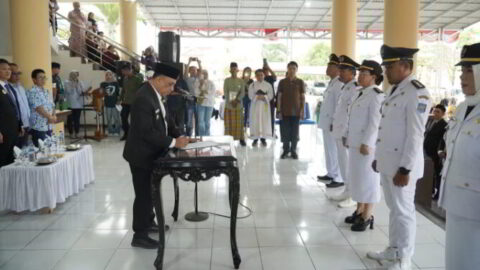 Bupati Yusra Alhabsyi melantik 49 pejabat struktural di Aula Kantor Bupati Bolmong, Jumat, 19 September 2025, sebagai bagian dari penyegaran birokrasi dan peningkatan pelayanan publik.