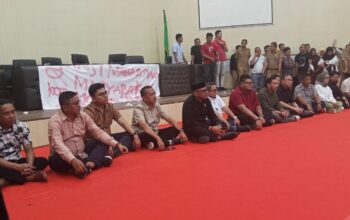 Perwakilan mahasiswa dari Cipayung Plus dan BEM se-Bolaang Mongondow Raya duduk bersama jajaran DPRD Kotamobagu dalam forum dialog terbuka di ruang paripurna, Senin, 1 September 2025. Mereka menyampaikan aspirasi terkait isu strategis daerah.