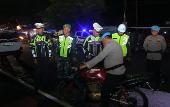 Personil Gabungan Polres Kotamobagu dan Kodim 1303 Bolmong menindak sepeda motor berknalpot brong pada operasi gabungan Sabtu Malam, 13 September 2025.
