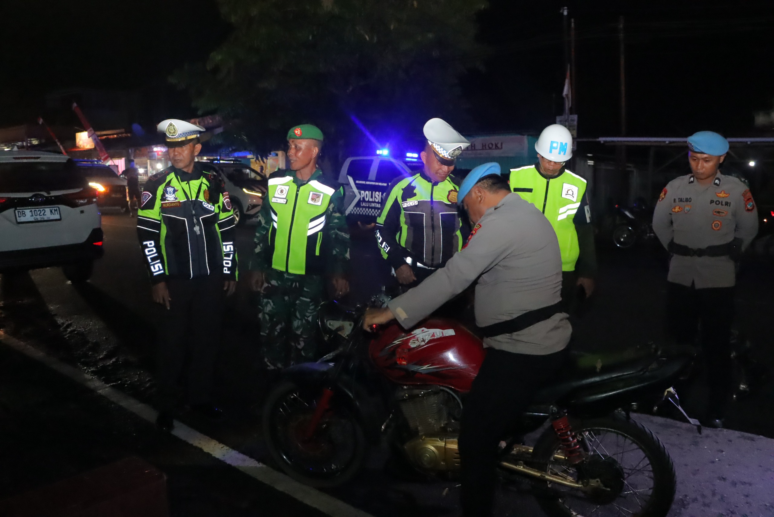 Personil Gabungan Polres Kotamobagu dan Kodim 1303 Bolmong menindak sepeda motor berknalpot brong pada operasi gabungan Sabtu Malam, 13 September 2025.