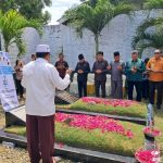 Penjabat Sekprov Sulut Tahlis Gallang memimpin ziarah ke makam mantan Gubernur Abdullah Amu dan Wakil Gubernur Hasan Abas Nusi di Gorontalo, Kamis, 18 September 2025. Ziarah ini menjadi bagian dari rangkaian HUT ke-62 Provinsi Sulawesi Utara, sebagai bentuk penghormatan atas jasa para pemimpin terdahulu.