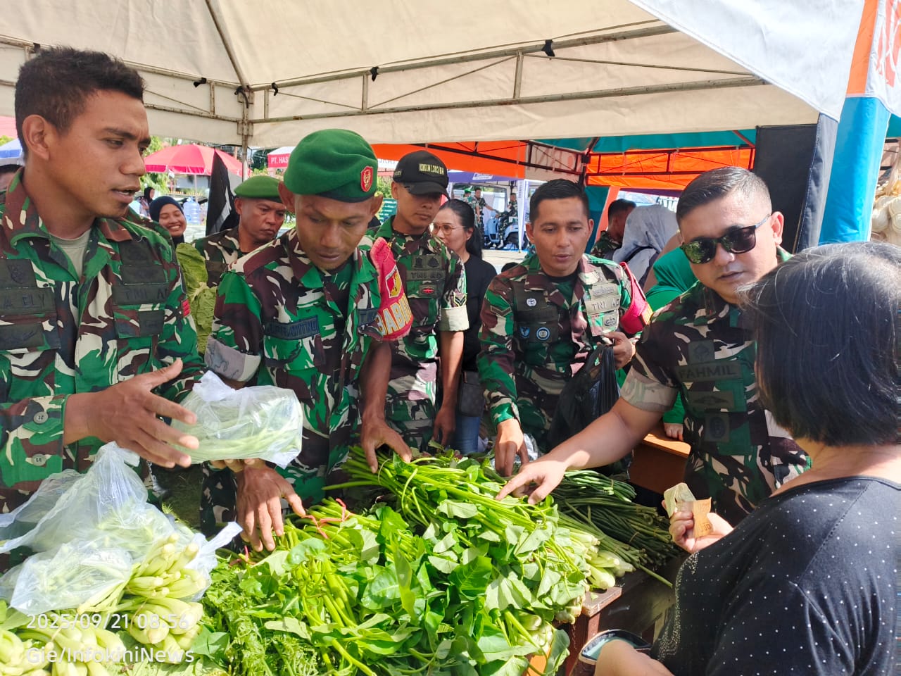 Letkol Inf Fahmil Haris, S.IP, Komandan Kodim 1303 Bolmong saat mendatangi salah satu penjual sayur di area Kegiata Bakti Soaial