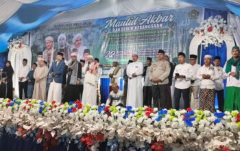 Dzikir Akbar dan Maulid Nabi di Boltim 2025: Momentum Spiritual dan Persatuan Umat 6 Tiga ulama nasional memimpin dzikir dan tausiyah dalam peringatan Maulid Nabi Muhammad SAW di halaman Kantor Bupati Boltim, Senin malam, 22 September 2025, yang dihadiri ribuan jamaah dari berbagai kecamatan.