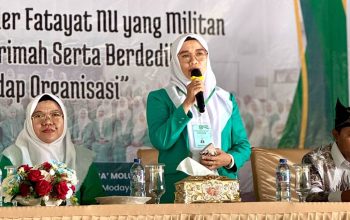 Ketua PC Fatayat NU Boltim, Nina Paputungan, S.Pd.I, M.Pd., menyampaikan sambutan pembuka dalam Pelatihan Kader Dasar (LKD) di Goba Molunow, Kecamatan Mooat, Jumat, 12 September 2025. Ia menekankan pentingnya militansi, akhlakul karimah, dan dedikasi kader perempuan NU dalam kehidupan sosial.