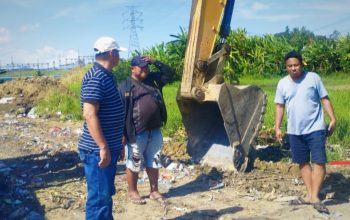 Bupati Boltim Oskar Manoppo bersama warga meninjau langsung tumpukan sampah di TPSS Tutuyan. Excavator dikerahkan untuk membuka akses jalan yang sempat tertutup, sebagai langkah cepat menjaga kebersihan dan kenyamanan lingkungan.