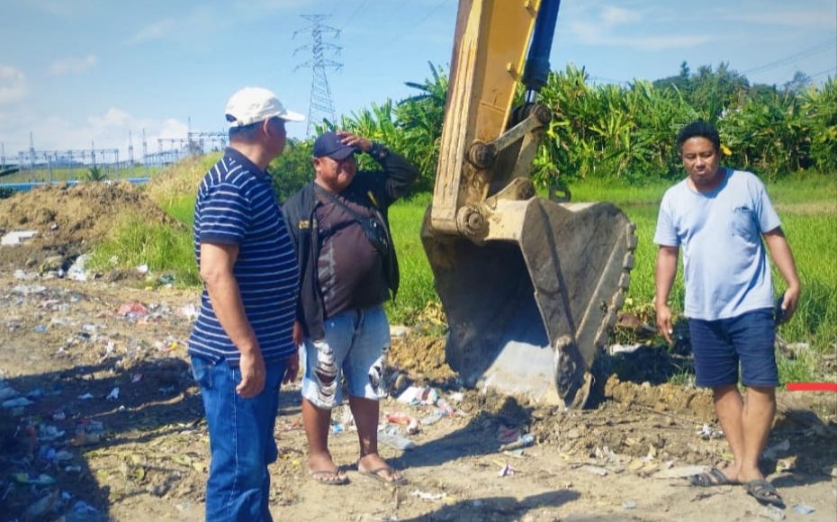 Bupati Boltim Oskar Manoppo bersama warga meninjau langsung tumpukan sampah di TPSS Tutuyan. Excavator dikerahkan untuk membuka akses jalan yang sempat tertutup, sebagai langkah cepat menjaga kebersihan dan kenyamanan lingkungan.