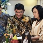 Gubernur Sulut Mayjen TNI (Purn) Yulius Selvanus memotong tumpeng dalam perayaan ulang tahun ke-62 di Serang, Banten, Rabu, 17 September 2025. Momen haru dan syukur mewarnai perayaan bersama keluarga dan kerabat, mengenang masa kecil penuh perjuangan. (Foto: Humas Pemprov Sulut)