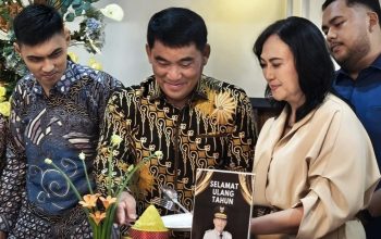 Gubernur Sulut Mayjen TNI (Purn) Yulius Selvanus memotong tumpeng dalam perayaan ulang tahun ke-62 di Serang, Banten, Rabu, 17 September 2025. Momen haru dan syukur mewarnai perayaan bersama keluarga dan kerabat, mengenang masa kecil penuh perjuangan. (Foto: Humas Pemprov Sulut)