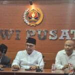 Ketua Umum PWI Pusat, Akhmad Munir (tengah), bersama jajaran pengurus, menyampaikan pernyataan resmi terkait pencabutan kartu liputan wartawan CNN Indonesia oleh Istana. Konferensi pers digelar di kantor PWI Pusat, Jakarta, pada 28 September 2025, sebagai bentuk dukungan terhadap kebebasan pers dan perlindungan terhadap jurnalis. (Foto: Dok. PWI Indonesia)