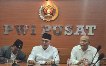 Bertanya Soal MBG, Kartu Liputan Wartawan CNN Dicabut, PWI Ingatkan Pasal 18 Ayat I UU Pers 5 Ketua Umum PWI Pusat, Akhmad Munir (tengah), bersama jajaran pengurus, menyampaikan pernyataan resmi terkait pencabutan kartu liputan wartawan CNN Indonesia oleh Istana. Konferensi pers digelar di kantor PWI Pusat, Jakarta, pada 28 September 2025, sebagai bentuk dukungan terhadap kebebasan pers dan perlindungan terhadap jurnalis. (Foto: Dok. PWI Indonesia)