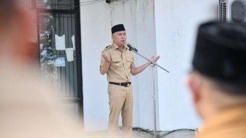 Gemakan Trimatra ASN, Argo Sumaiku Seriusi Praktik Pungli dan Absen Fiktif 10 Wakil Bupati Boltim Argo V Sumaiku menyampaikan peringatan tegas kepada ASN terkait praktik pungli dan absensi fiktif dalam apel kerja di Kantor Bupati, Senin, 15 September 2025.