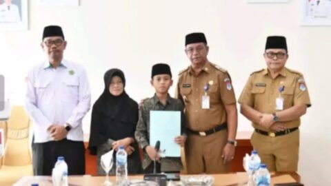 Rasya Alfarizi Wakili Boltim di STQH Nasional 2025, Bupati Oskar Beri Dukungan Penuh 10 Bupati Bolaang Mongondow Timur, Oskar Manoppo, secara resmi melepas Rasya Alfarizi Mamonto-Koto sebagai peserta STQH Nasional 2025 di Kendari. Momen haru ini berlangsung di Ruang Rapat Bupati, disaksikan jajaran pejabat daerah dan perwakilan Kementerian Agama. Rasya, yang berdiri di tengah sambil memegang dokumen resmi, mendapat dukungan penuh dari pemerintah daerah untuk membawa nama Boltim di kancah nasional. Sumber: Diskominfo Boltim