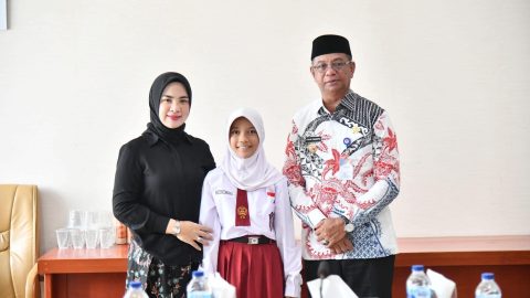 Dari Boltim ke Korea Selatan: Langkah Dewi Athena Membawa Nama Indonesia ke Panggung Dunia 9 Dewi Athena Tri Manjadda (tengah), siswi SDN 1 Buyat, bersama Ketua TP-PKK Boltim Ny. Rosita Pobela (kiri) dan Bupati Boltim, Oskar Manoppo (kanan), dalam acara pelepasan resmi menuju IMSCC 2025 di Korea Selatan.