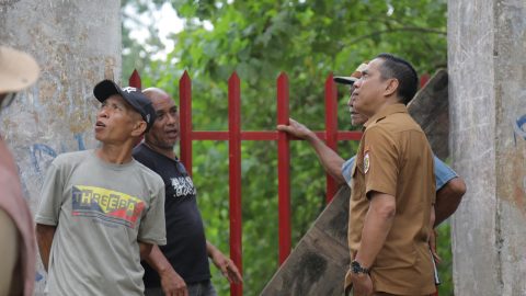 Jembatan Gantung Monsi Ambruk, Wali Kota Weny Gaib Tinjau Langsung dan Janji Percepatan Pemulihan 9 Wali Kota Kotamobagu, dr. Wenny Gaib (berpakaian dinas cokelat), berdiskusi dengan warga dan tim teknis di lokasi ambruknya Jembatan Gantung Monsi, Senin 20 Oktober 2025. Pemerintah daerah bergerak cepat menyiapkan solusi darurat dan rencana rekonstruksi untuk memulihkan akses vital masyarakat.