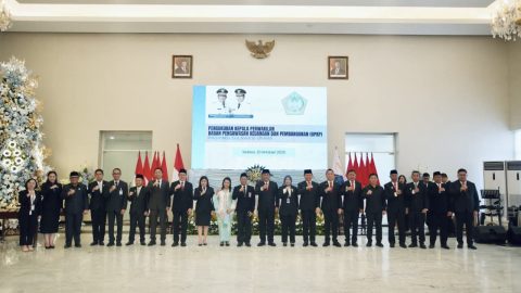 Bupati Boltim Dukung Kepala BPKP Baru: Dorong Transparansi Keuangan Daerah 9 Bupati Bolaang Mongondow Timur, Oskar Manoppo, bersama jajaran kepala daerah se-Sulawesi Utara menghadiri pelantikan Heru Setiawan sebagai Kepala Perwakilan BPKP Sulut, Selasa, 21 Oktober 2025, di Wisma Negara Gubernuran Bumi Beringin, Manado. Momen ini menandai komitmen bersama dalam memperkuat pengawasan keuangan daerah menjelang tahun anggaran baru.