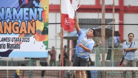 Gubernur Sulut Buka Gubernur Cup 2025, Lapangan Tenis Gratis untuk Atlet Muda 9 Gubernur Yulius Selvanus menunjukkan dukungan nyata terhadap pembinaan atlet muda dengan melakukan servis simbolis saat membuka Turnamen Tenis Lapangan Gubernur Cup 2025 di Lapangan KONI Sario Manado. Aksi ini menandai dimulainya program latihan gratis bagi atlet U-17 serta komitmen pemerintah dalam mencetak generasi emas olahraga Sulawesi Utara.