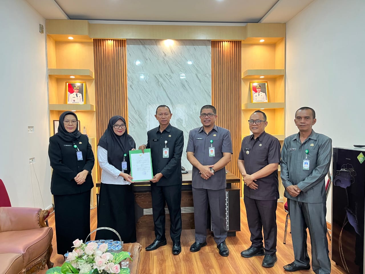 Penyerahan SK Plt Lurah Mongkonai — Indah Cipta Kusumawardhani Gobel (tengah) menerima Surat Keputusan sebagai Pelaksana Tugas Lurah Mongkonai dari Asisten I Pemkot Kotamobagu, Nasli Papungan, disaksikan jajaran pejabat Pemkot termasuk Asisten III Moch Agung Adati, Kepala BKPP Deevy Rumondor, dan Camat Kotamobagu Barat Sofyan Abdjul. Penunjukan ini menandai awal kepemimpinan baru di Kelurahan Mongkonai, Selasa (1/10/2025). Foto: Dok. Pemkot Kotamobagu