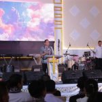 Wali Kota Kotamobagu dr. Weny Gaib, Sp.M., menyampaikan sambutan dalam kegiatan “Indonesia Menyembah 25 Jam” Chapter Bolaang Mongondow Raya di GPdI Eben Haezer Sia, Desa Sia, Kotamobagu Utara, Jumat (10/10/2025). Acara rohani ini diwarnai dengan musik pujian, dekorasi bunga, dan partisipasi lintas tokoh gereja, mencerminkan semangat toleransi dan persatuan umat di Sulawesi Utara.