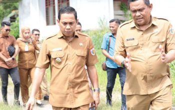 Wali Kota Weny Gaib Sidak Disnakertrans Kotamobagu, BLK akan Diaktifkan Kembali 8 Wali Kota Kotamobagu, dr. Weny Gaib meninjau langsung pelayanan publik di kantor Disnakertrans, Senin (13/10/2025). Didampingi jajaran dinas, kunjungan ini menjadi bagian dari komitmen Pemkot dalam meningkatkan kualitas layanan dan kesiapan fasilitas kerja. Rencana pengaktifan kembali Balai Latihan Kerja (BLK) turut dibahas sebagai upaya memperkuat SDM lokal dan meningkatkan PAD.