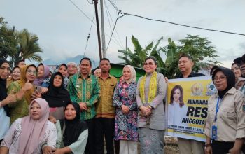 Christiany Eugenia Paruntu Serap Aspirasi Warga Kotamobagu, UMKM dan Jalan Prioritas 7 Anggota DPR RI Christiany Eugenia Paruntu didampingi Wali Kota Kotamobagu, Weny Gaib, dan Ketua TP-PKK Rindah Gaib Mokoginta berfoto bersama warga Moyag Tampoan saat meninjau langsung proyek pembangunan yang didanai melalui program DPR RI, Kamis, 16 Oktober 2025.