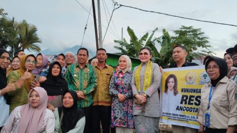 Christiany Eugenia Paruntu Serap Aspirasi Warga Kotamobagu, UMKM dan Jalan Prioritas 11 Anggota DPR RI Christiany Eugenia Paruntu didampingi Wali Kota Kotamobagu, Weny Gaib, dan Ketua TP-PKK Rindah Gaib Mokoginta berfoto bersama warga Moyag Tampoan saat meninjau langsung proyek pembangunan yang didanai melalui program DPR RI, Kamis, 16 Oktober 2025.